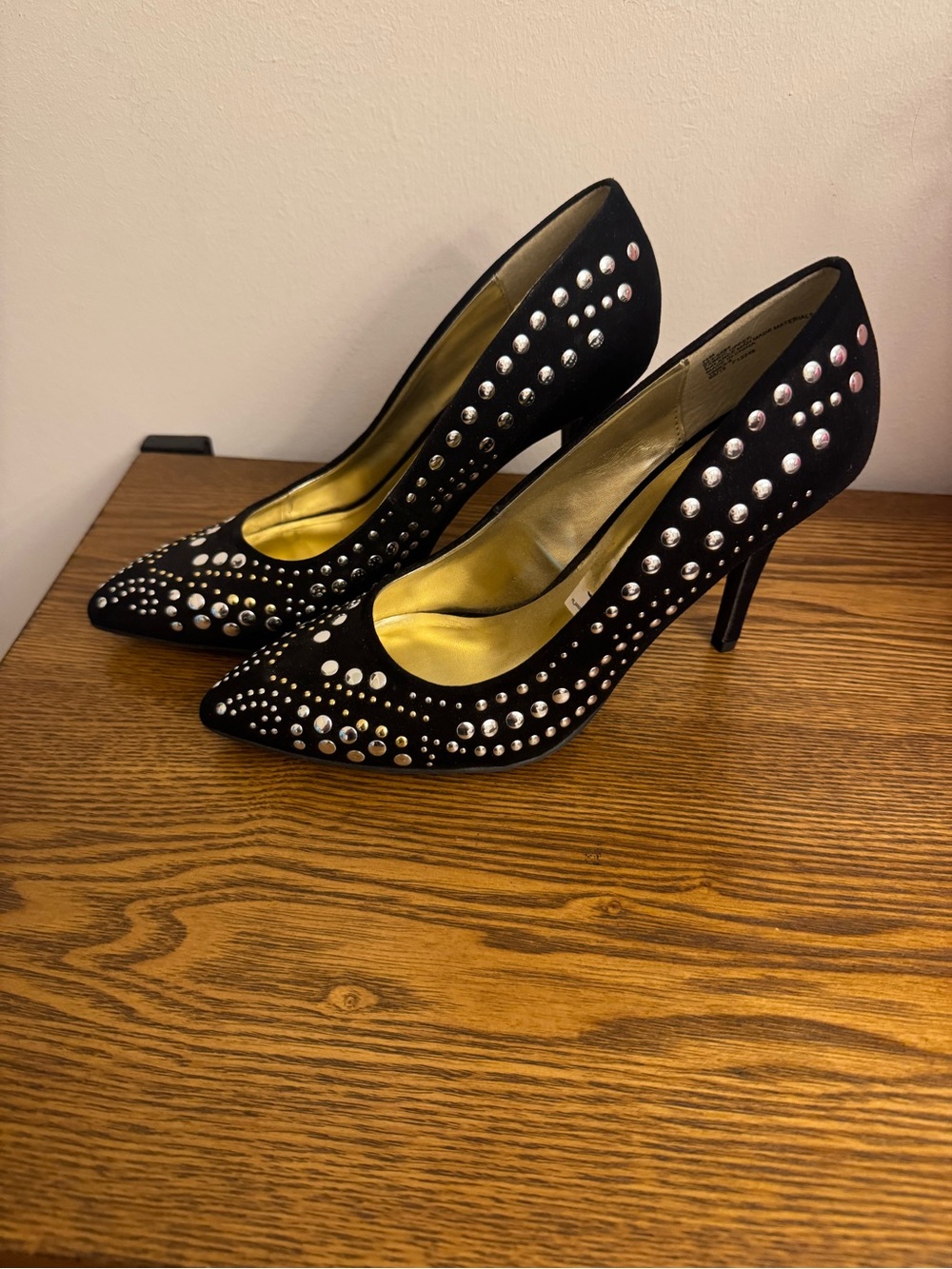 Stunning Cosmopolitan Embellished Stiletto Pumps. Size 7 NWOT